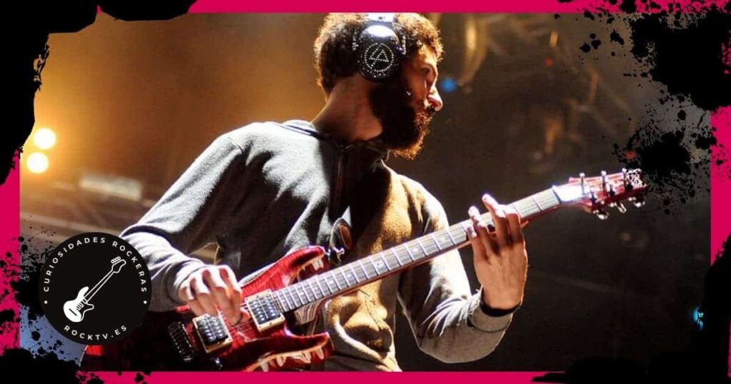 Brad Delson con auriculares y guitarra roja