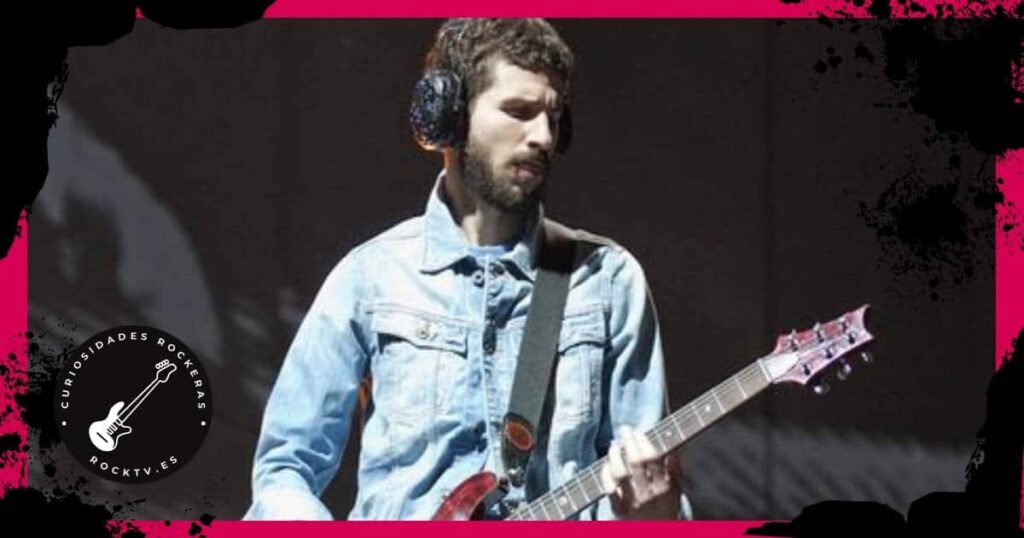 Brad Delson con camisa vaquera