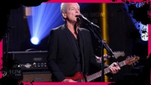 Lindsey Buckingham cantando en directo
