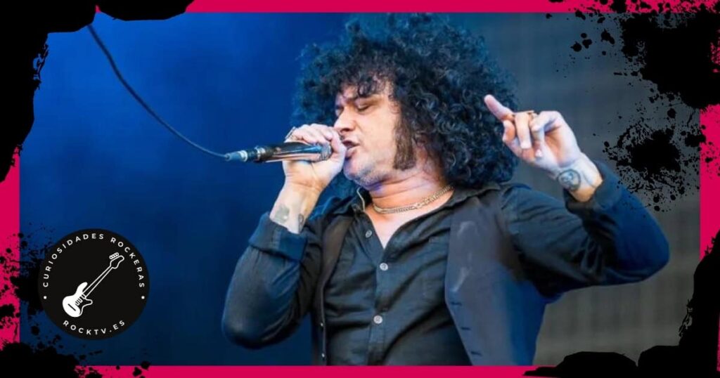 Cedric Bixler-Zavala  con camisa negra cantando