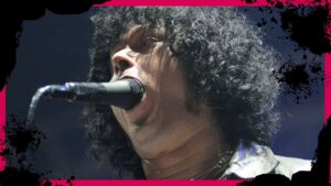 Cedric Bixler Zavala con el micrófono en la boca
